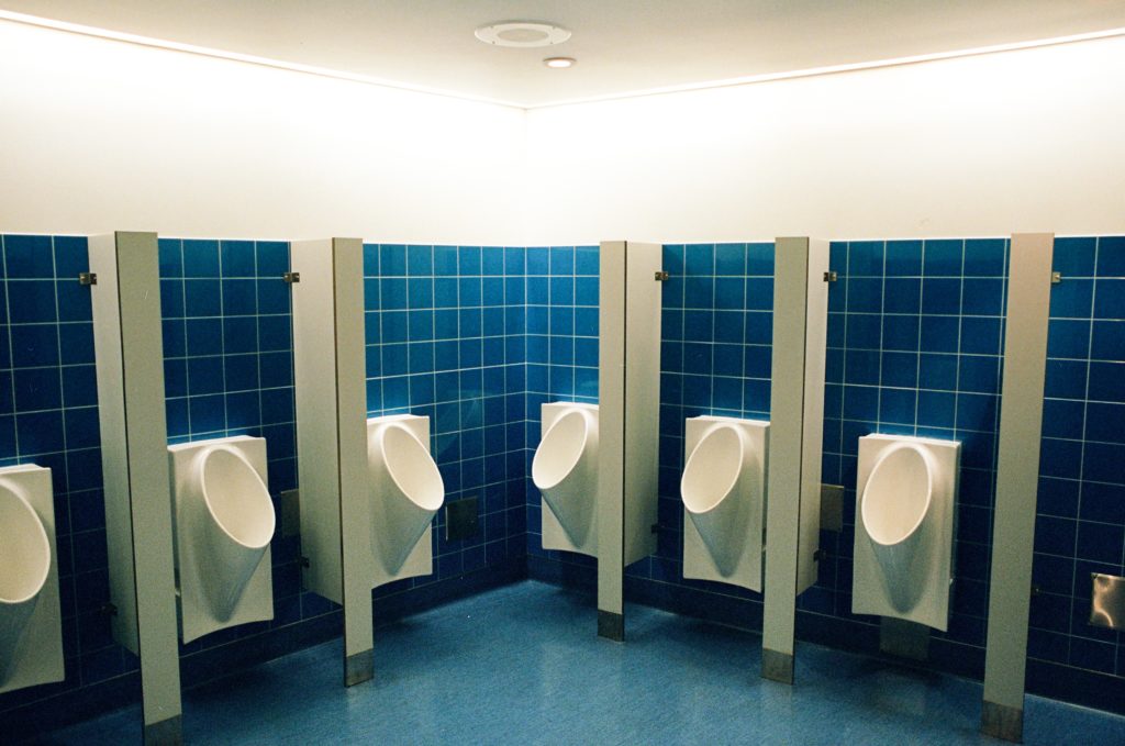 コレできてる！？公衆トイレの小便器でズボンも汚さない5つの方法 すげーなスゴイデス